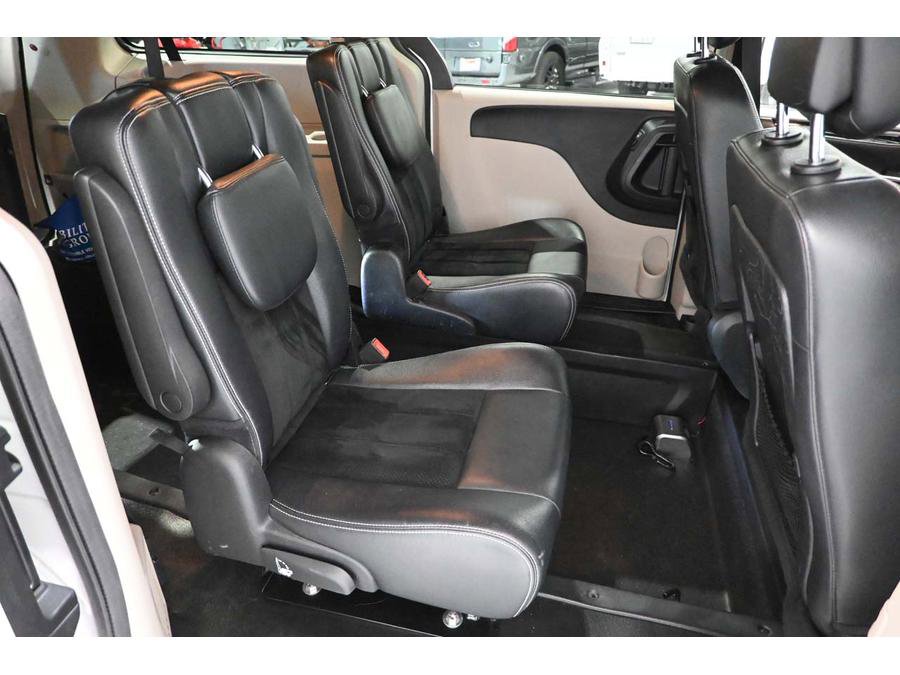 Used 2017 Dodge Grand Caravan SXT FWD image 17
