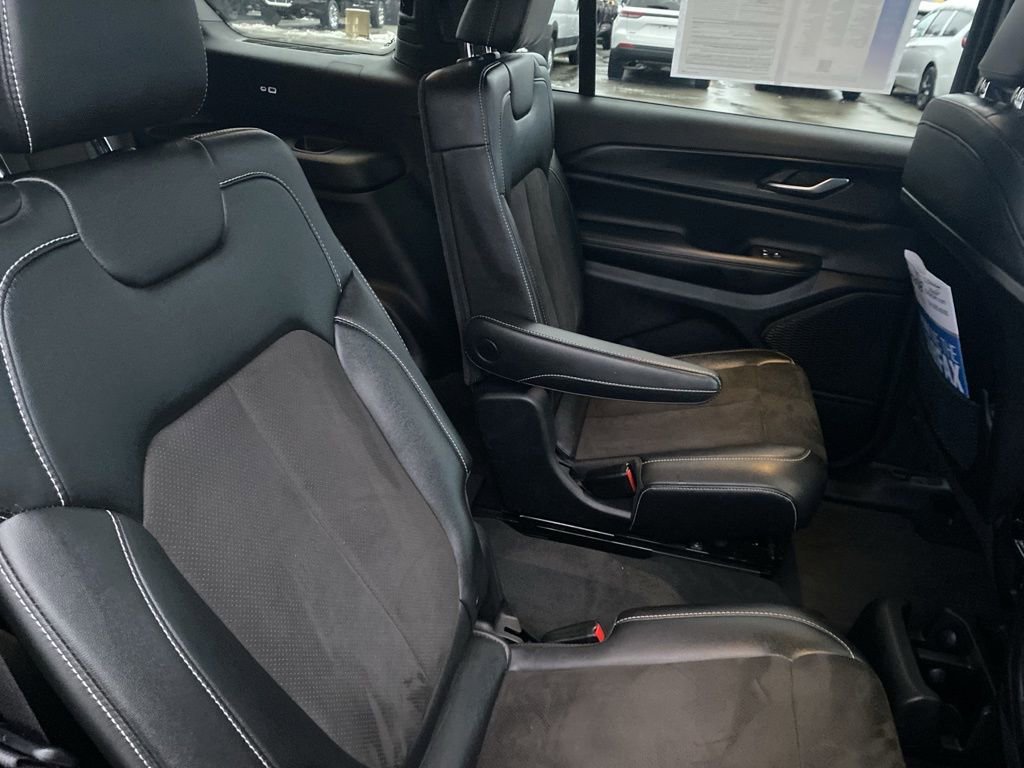 Used 2023 Jeep Grand Cherokee L Laredo image 12