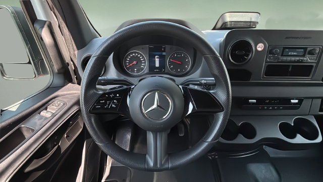 Used 2025 Mercedes-Benz Sprinter 2500 image 13