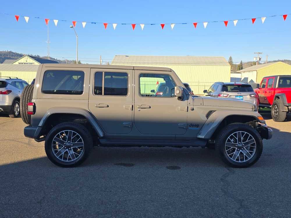 Used 2022 Jeep Wrangler Unlimited Sahara image 6