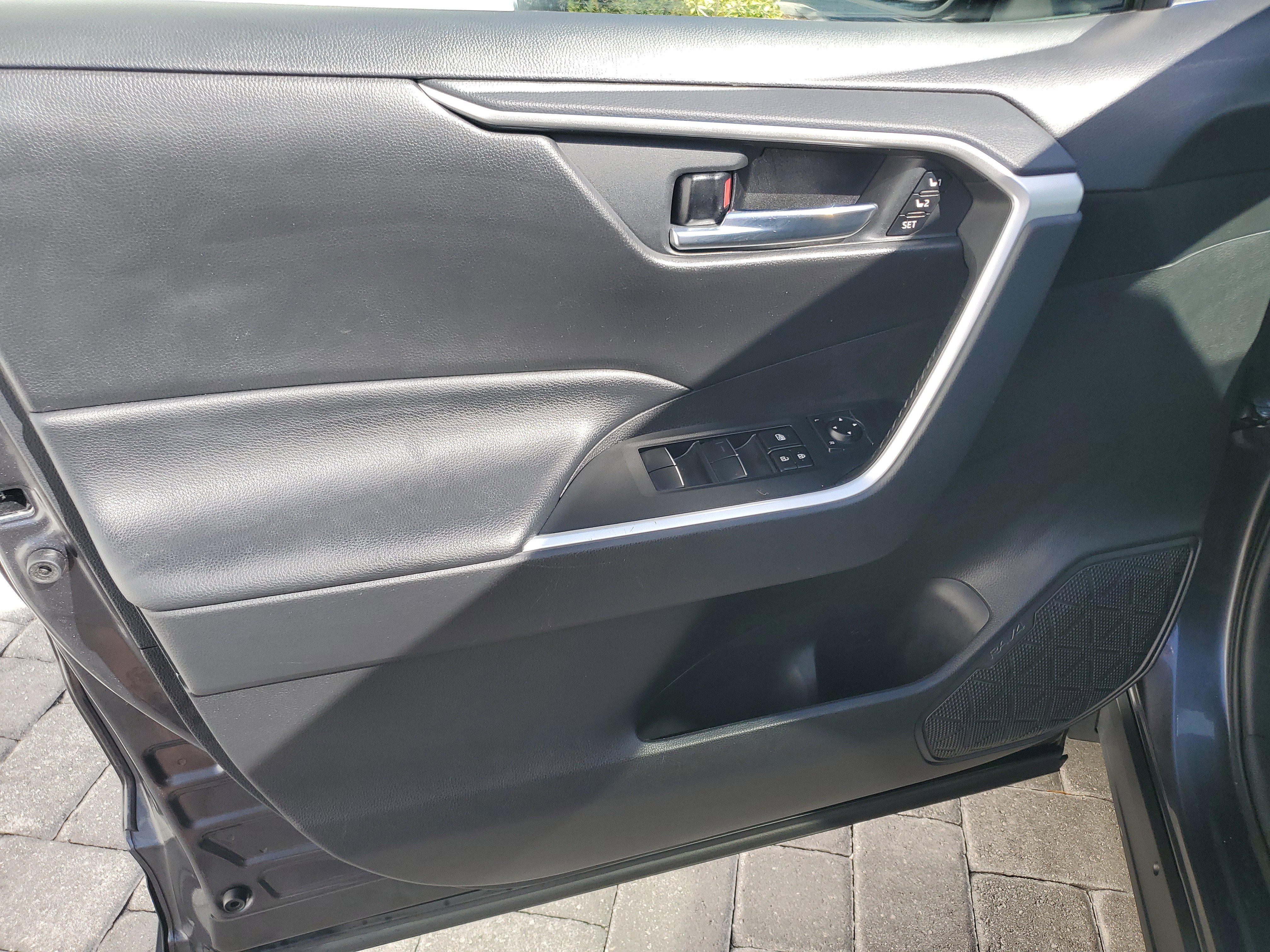 Used 2021 Toyota RAV4 XLE Premium image 18