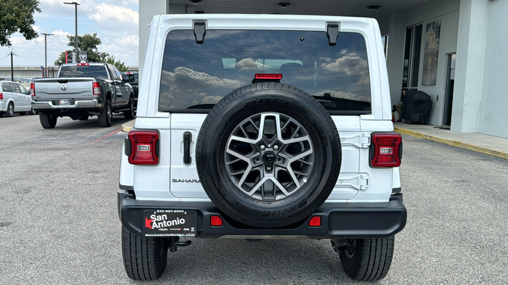 Used 2025 Jeep Wrangler Unlimited Sahara AWD/4WD image 6