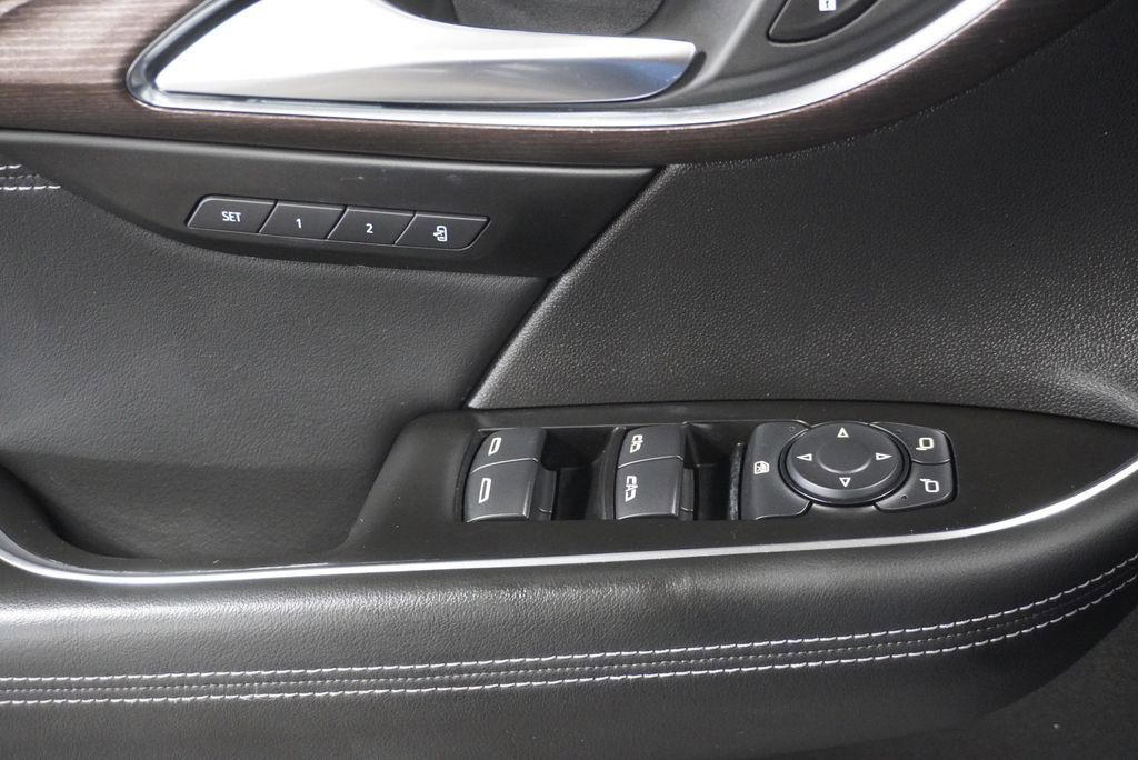 Used 2021 Buick Envision Avenir w/ Technology Package II image 32