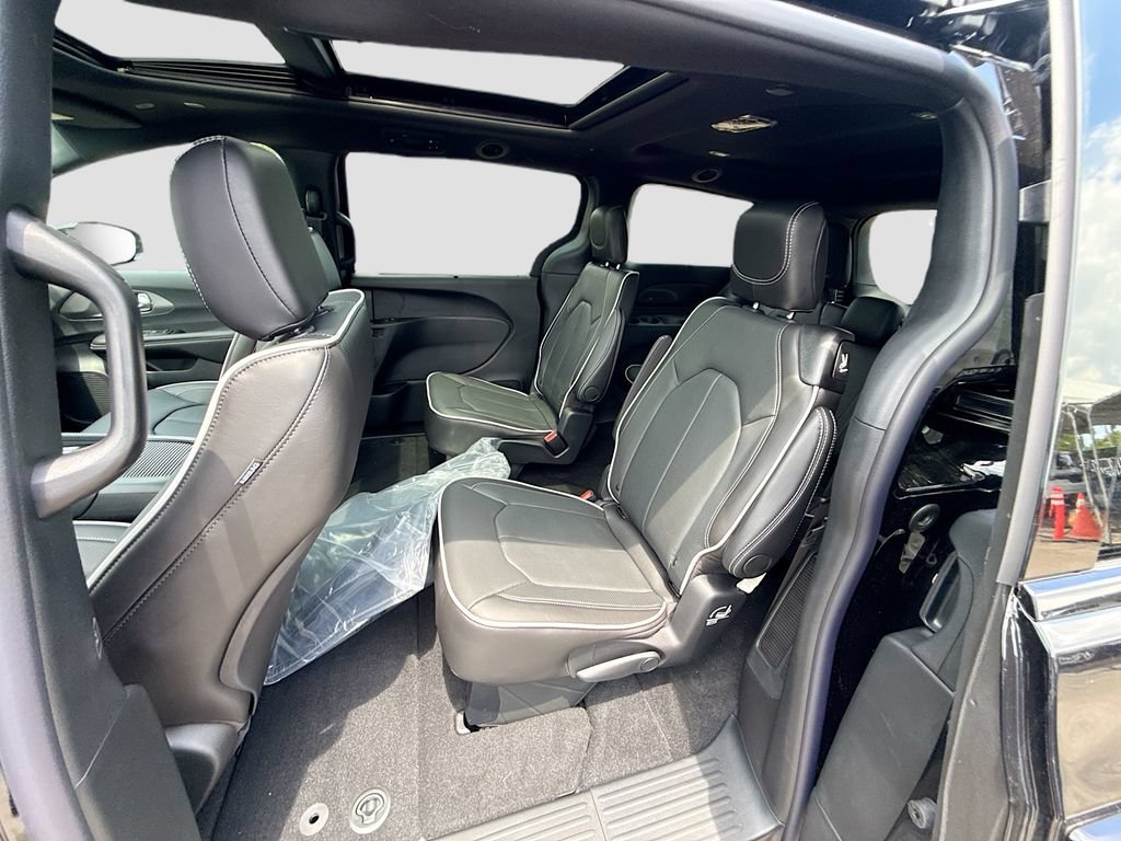 New 2027 Chrysler Pacifica Limited FWD image 26