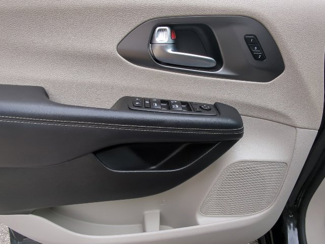 Used 2023 Chrysler Pacifica Touring-L FWD image 12