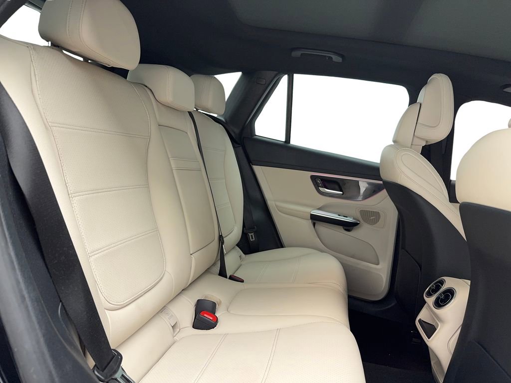 Used 2024 Mercedes-Benz GLC 300 4MATIC image 40