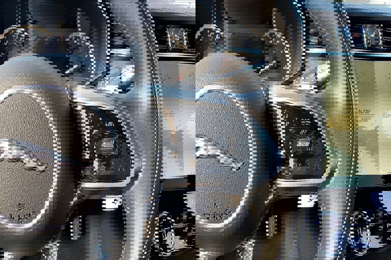 Used 2022 Jaguar XF SE image 21