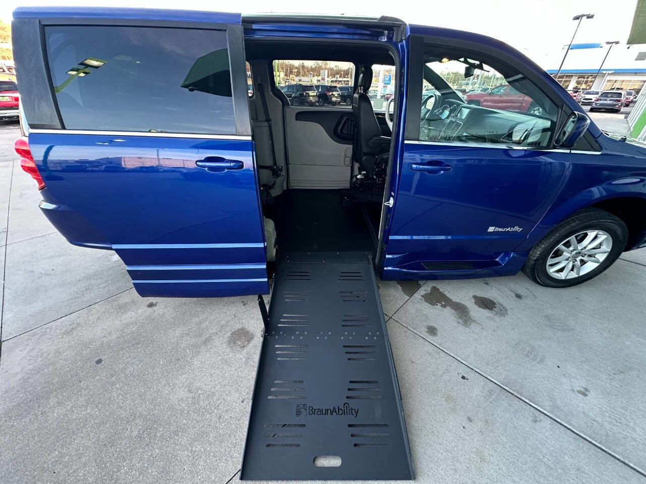 Used 2018 Dodge Grand Caravan SXT image 22