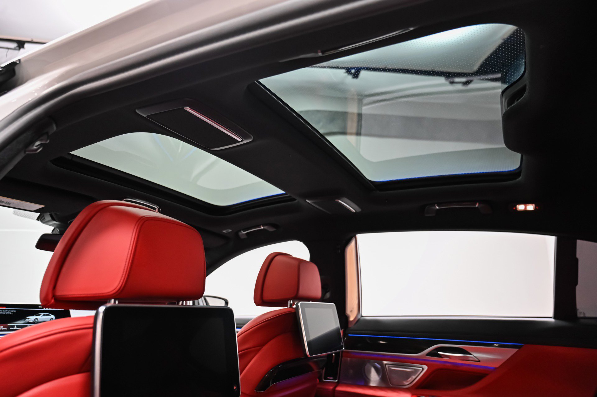 Used 2022 BMW ALPINA B7 xDrive w/ Luxury Rear Seating Package image 43