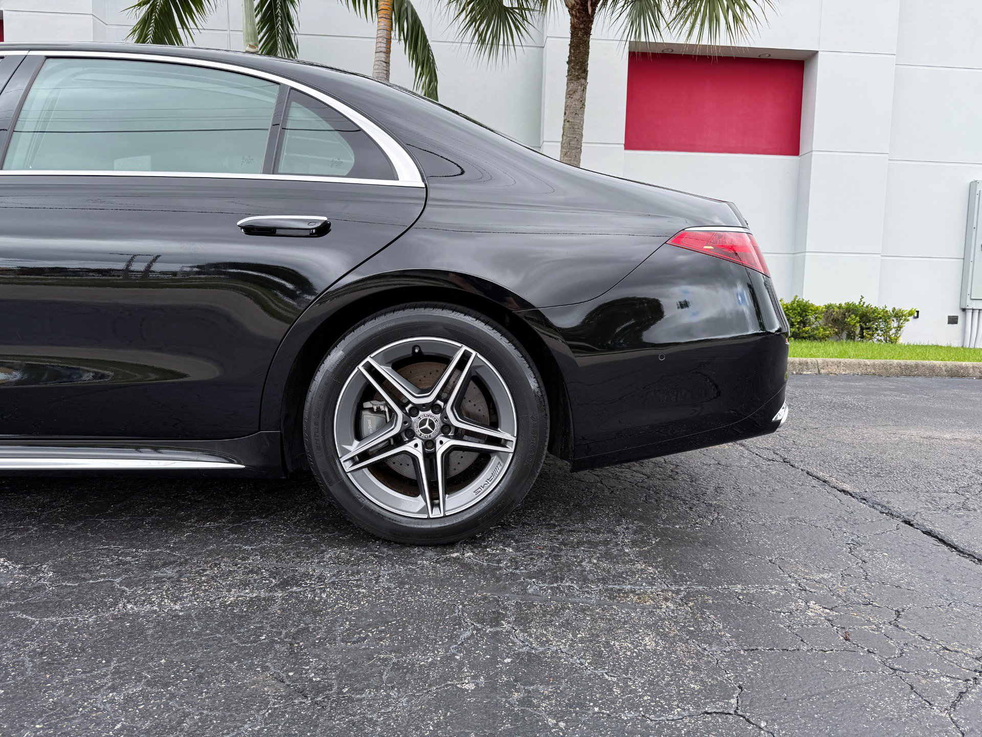 Used 2022 Mercedes-Benz S 500 4MATIC w/ AMG Line Package image 10