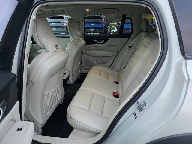 Used 2020 Volvo V60 T5 Cross Country image 18