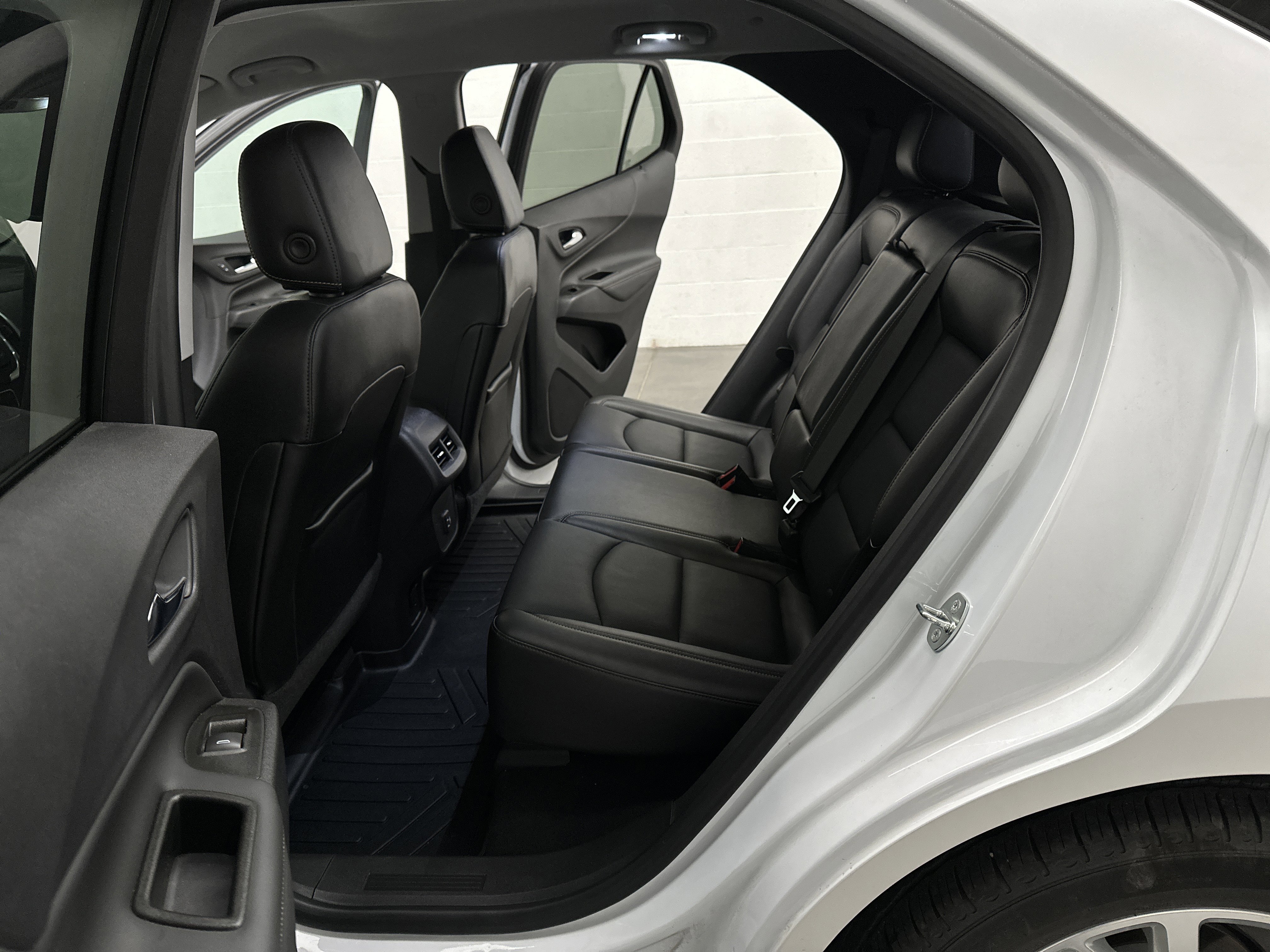 Used 2021 Chevrolet Equinox Premier FWD image 23