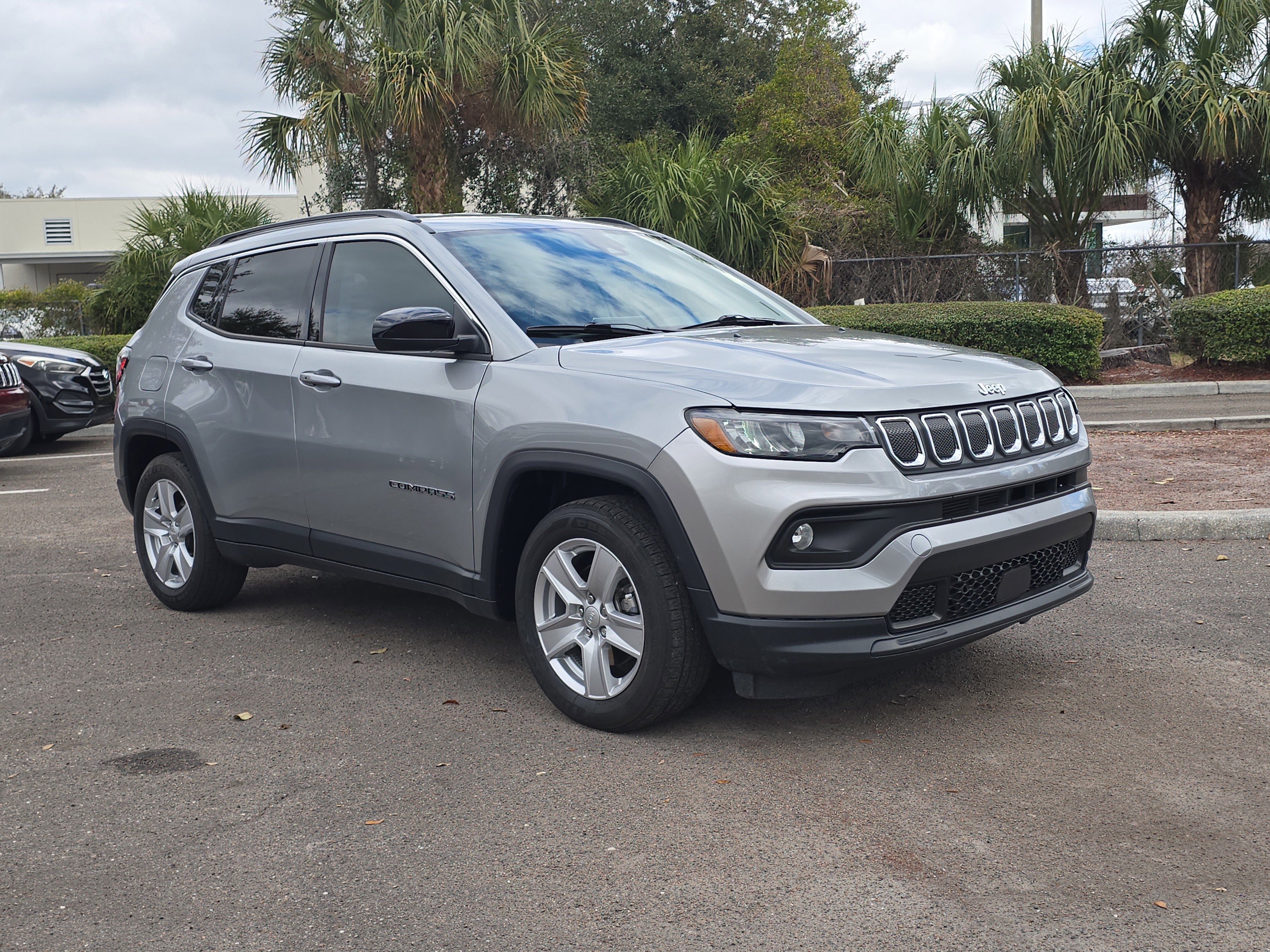 Used 2022 Jeep Compass Latitude image 2