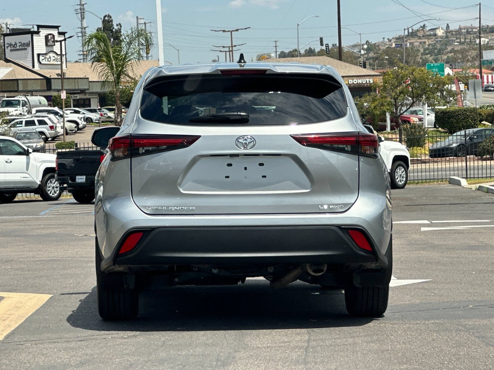 Used 2025 Toyota Highlander LE AWD/4WD image 4