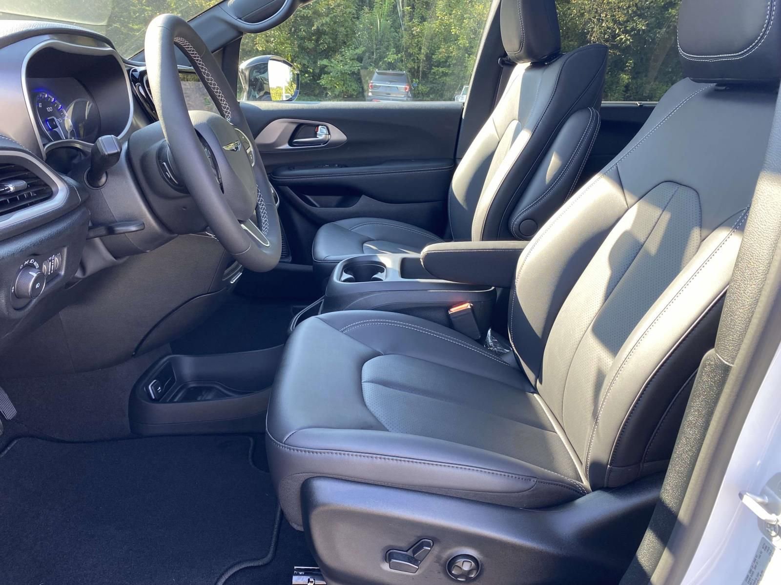 New 2026 Chrysler Pacifica Select AWD/4WD image 16