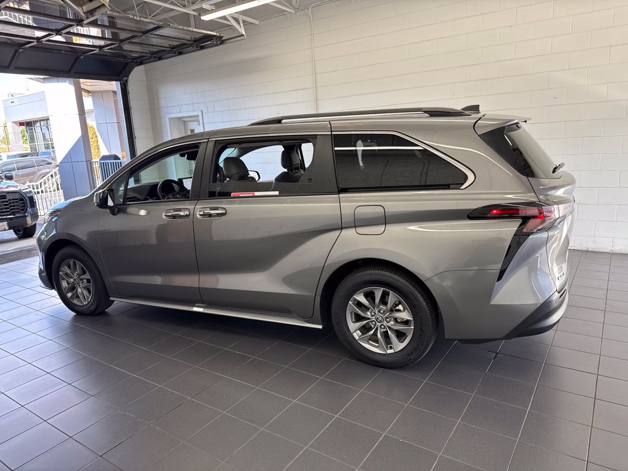 Certified 2026 Toyota Sienna XLE FWD image 5