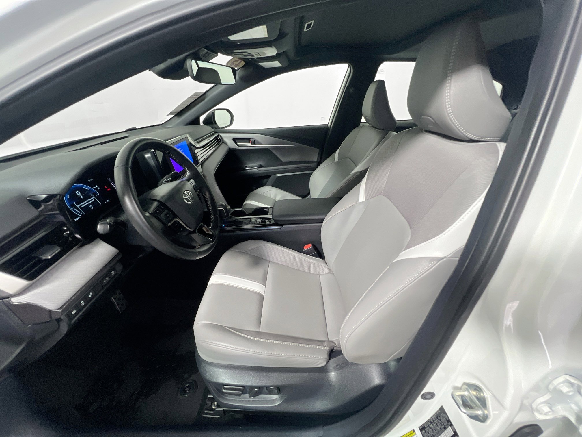 Used 2025 Toyota Camry SE image 14