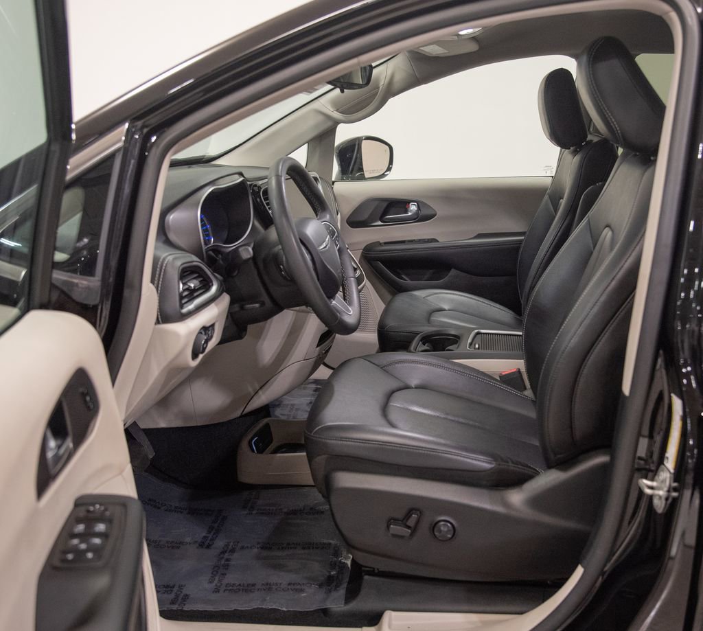 Used 2024 Chrysler Pacifica Select image 9
