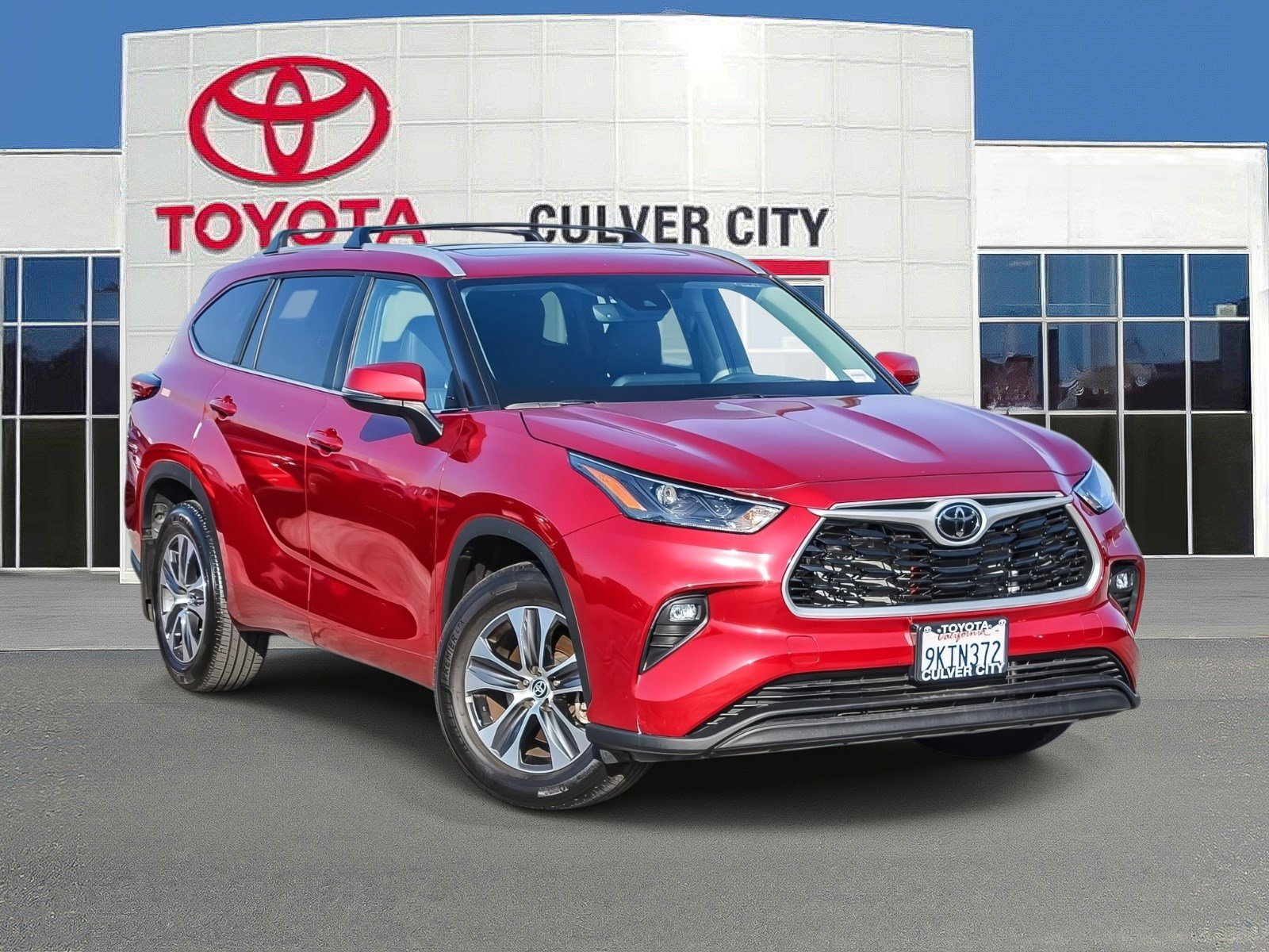 Certified 2023 Toyota Highlander XLE image 1