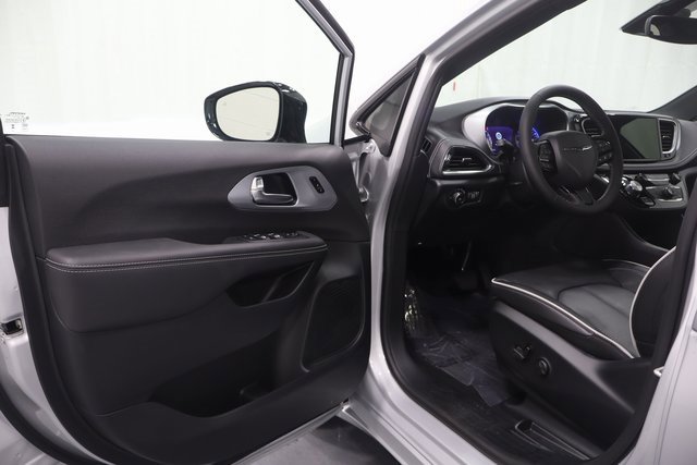 New 2026 Chrysler Pacifica Limited image 9