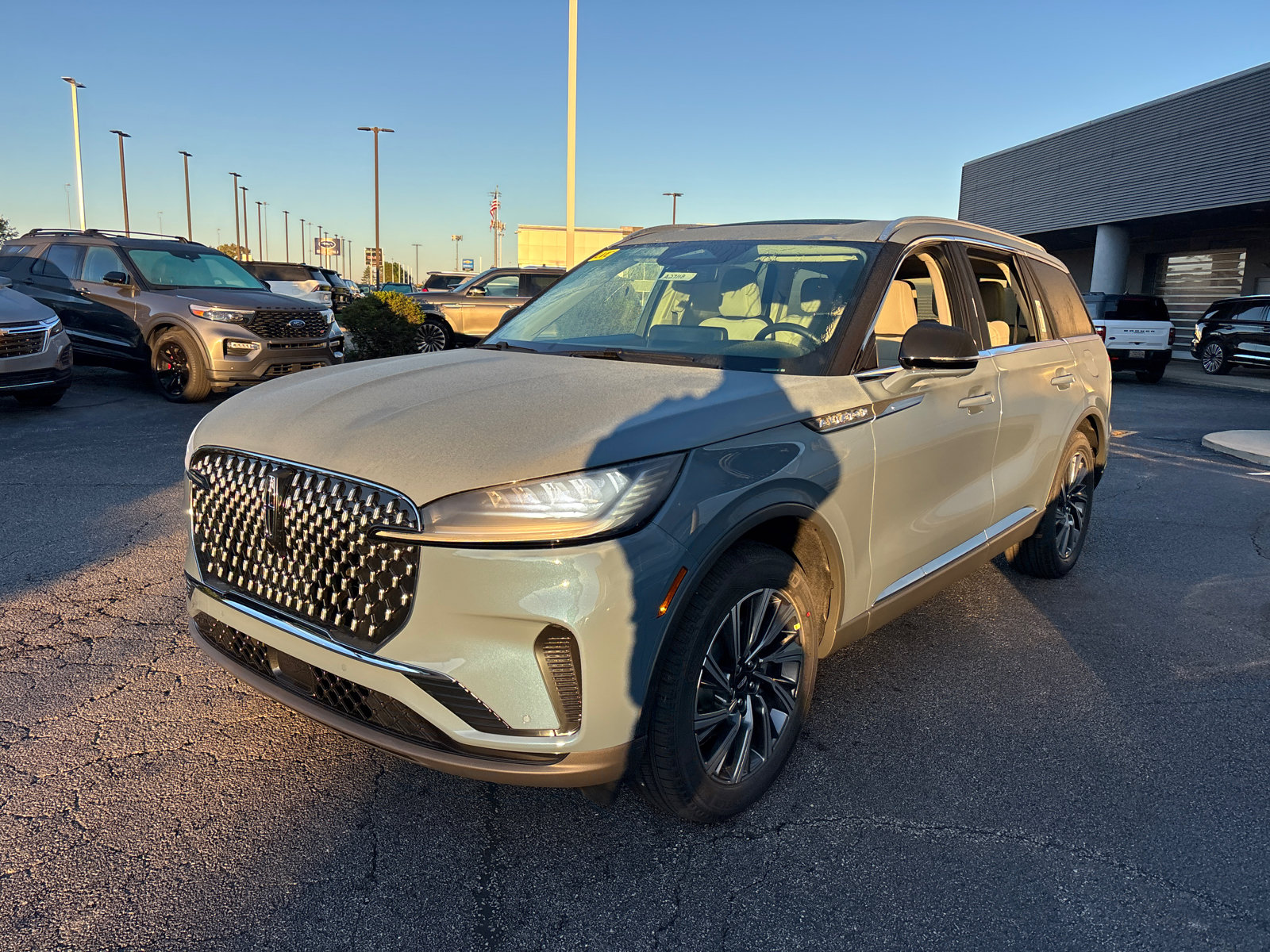 New 2027 Lincoln Aviator AWD image 3