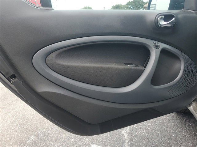 Used 2017 smart fortwo passion image 8