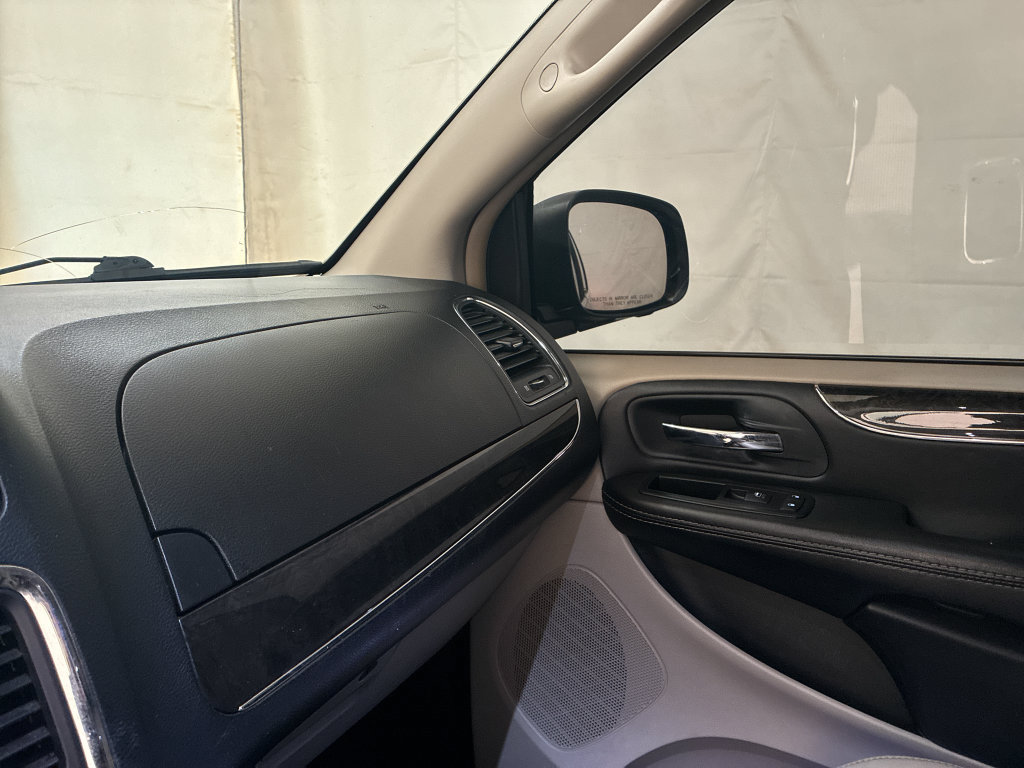 Used 2014 Chrysler Town & Country Touring w/ Driver Convenience Group FWD image 23