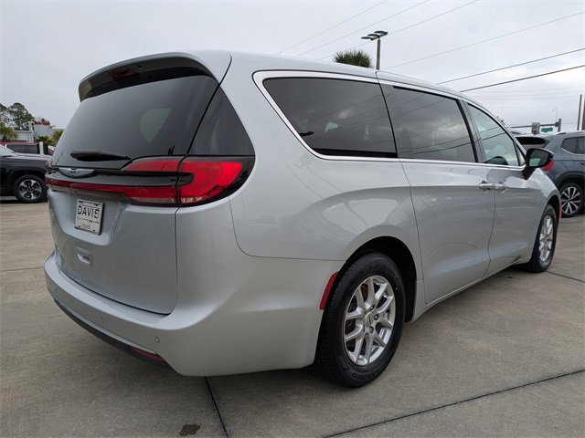 Certified 2024 Chrysler Pacifica Touring-L image 4