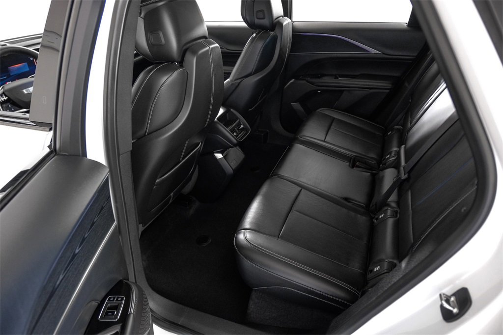 Used 2024 Cadillac Lyriq Luxury image 37