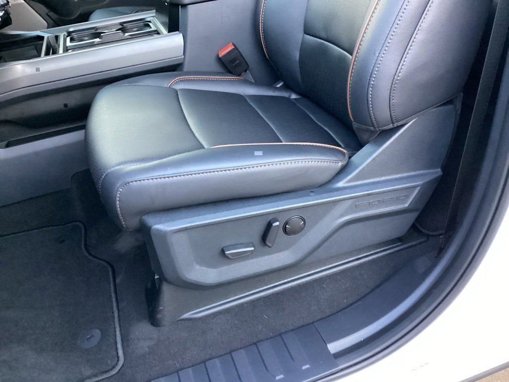 New 2026 Ford F250 Lariat w/ Black Appearance Package image 28