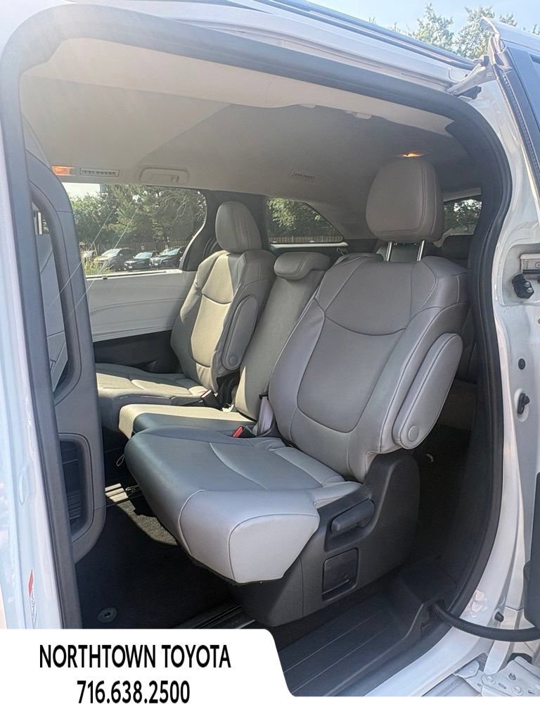 Used 2025 Toyota Sienna XLE w/ XLE Plus Package FWD image 18