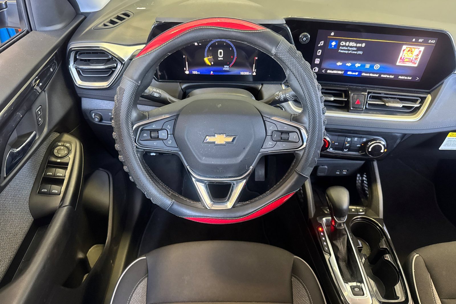 Used 2024 Chevrolet TrailBlazer LT w/ LT Cold Weather Package FWD image 17
