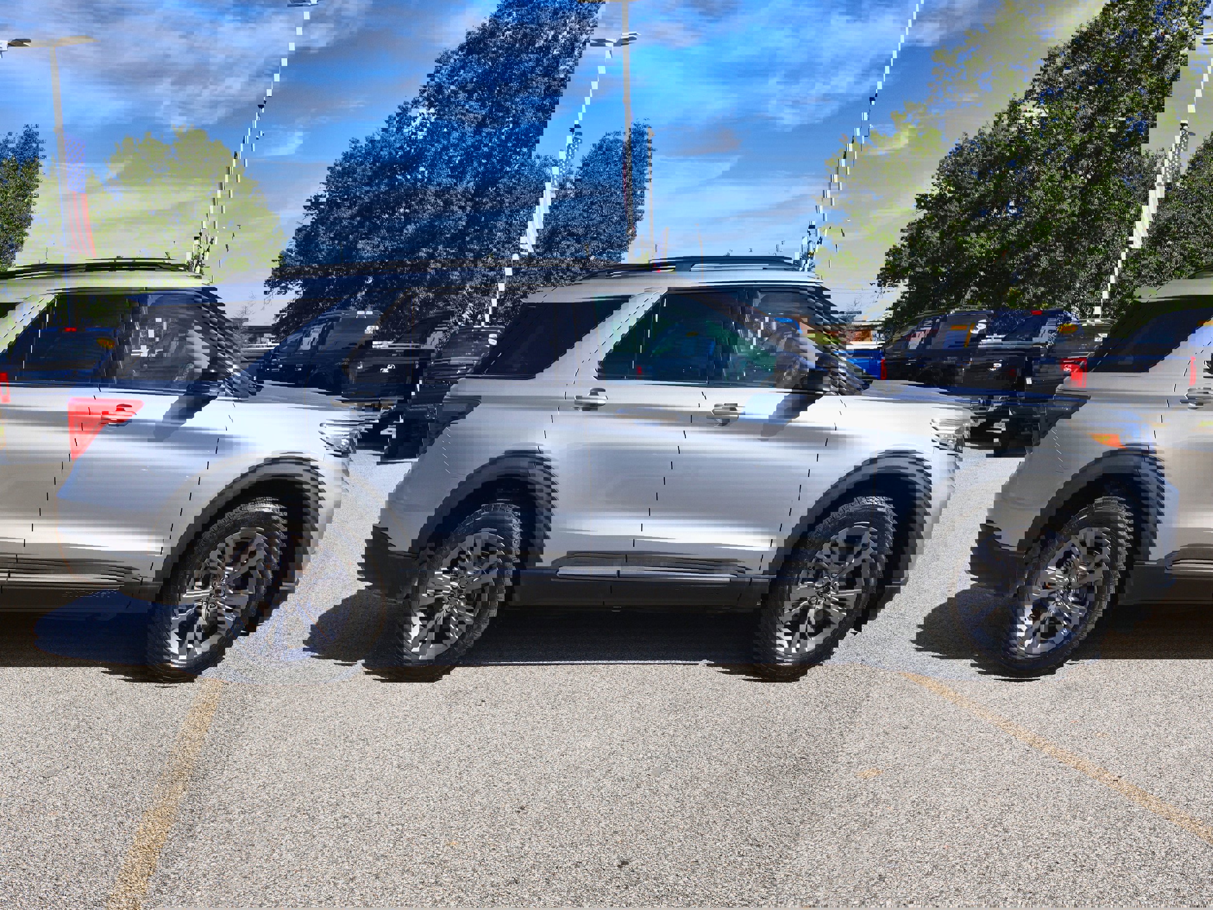 Used 2022 Ford Explorer XLT w/ Equipment Group 202A image 6