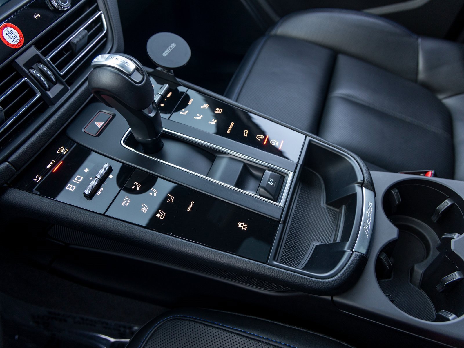 Certified 2024 Porsche Macan image 36