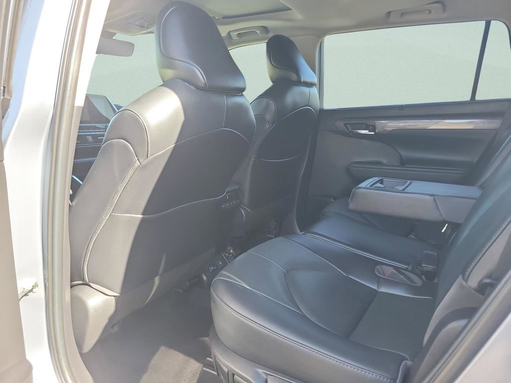 Used 2022 Toyota Highlander Limited image 17