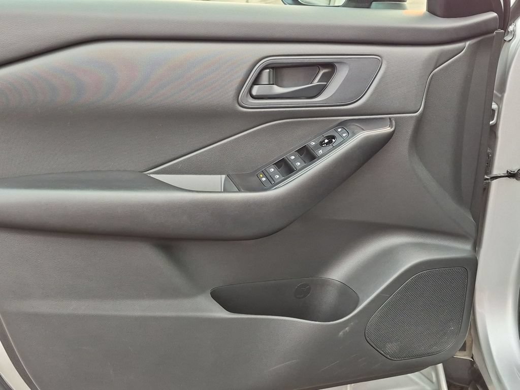 Used 2024 Nissan Rogue S AWD/4WD image 10