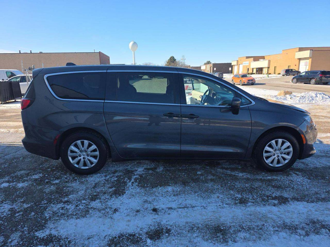 Used 2021 Chrysler Voyager L image 4