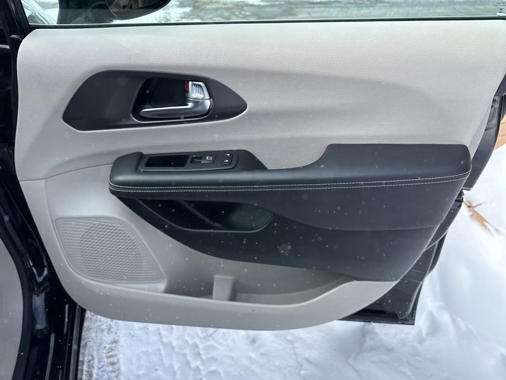 Used 2024 Chrysler Pacifica Touring-L image 25