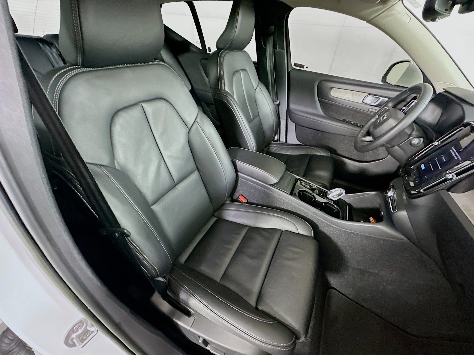 Used 2023 Volvo XC40 B4 Plus w/ Driver Assist Package FWD image 32