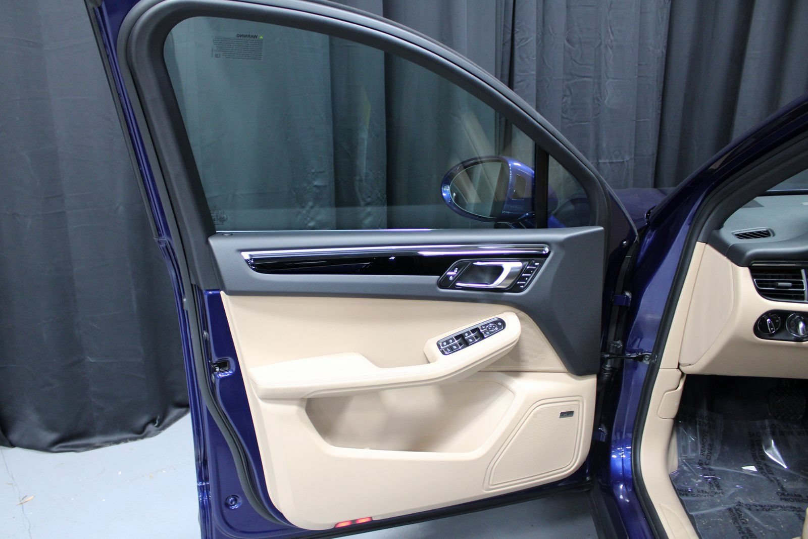 Certified 2025 Porsche Macan AWD/4WD image 16