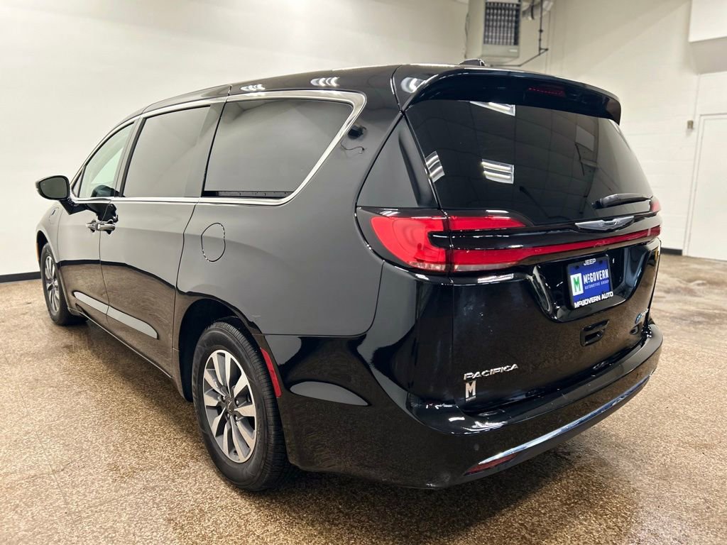 Used 2024 Chrysler Pacifica Select image 3