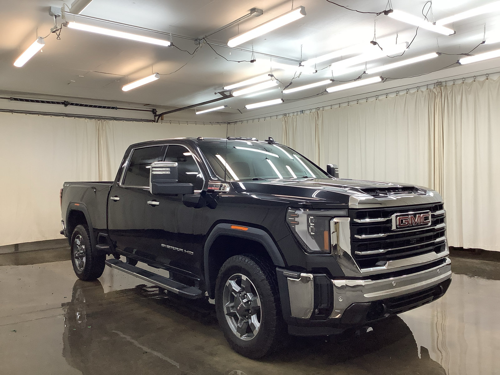 Used 2025 GMC Sierra 2500 SLT w/ SLT Premium Package AWD/4WD image 3