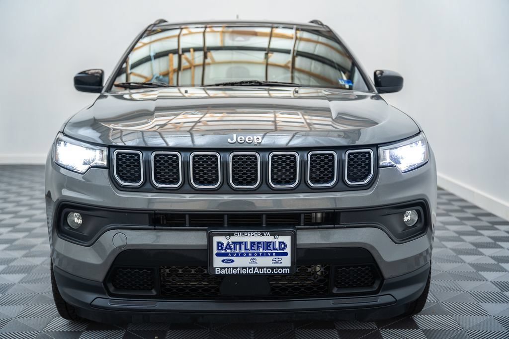 Used 2024 Jeep Compass Latitude AWD/4WD image 2