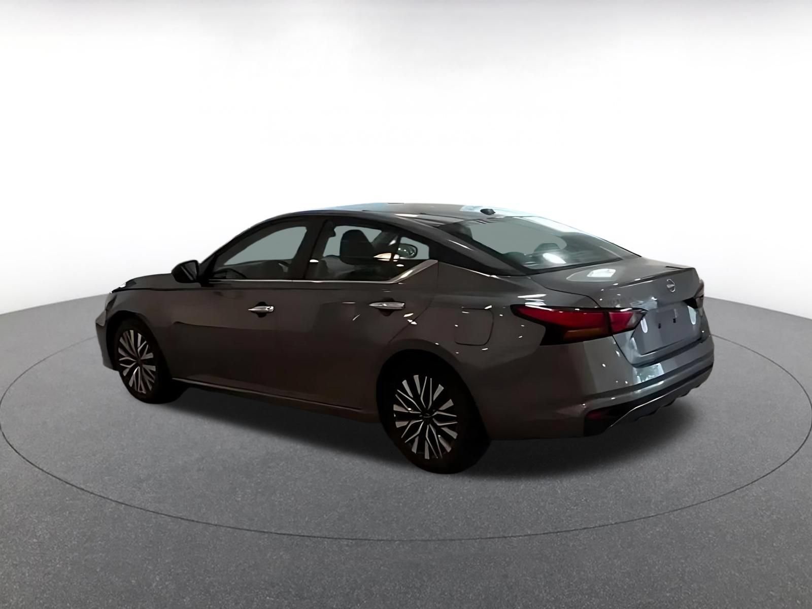 Used 2025 Nissan Altima 2.5 SV FWD image 8