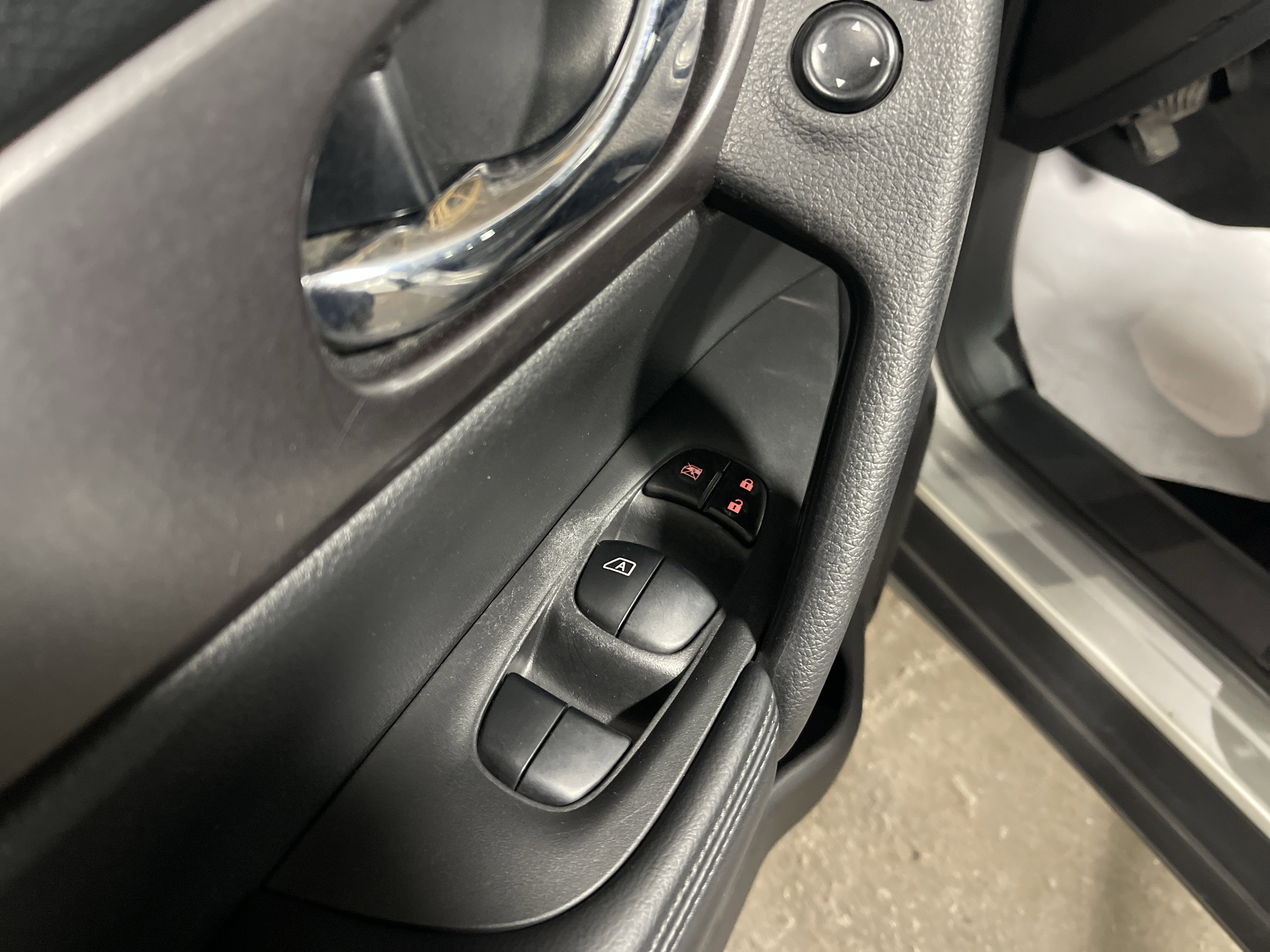 Used 2016 Nissan Rogue SV image 7