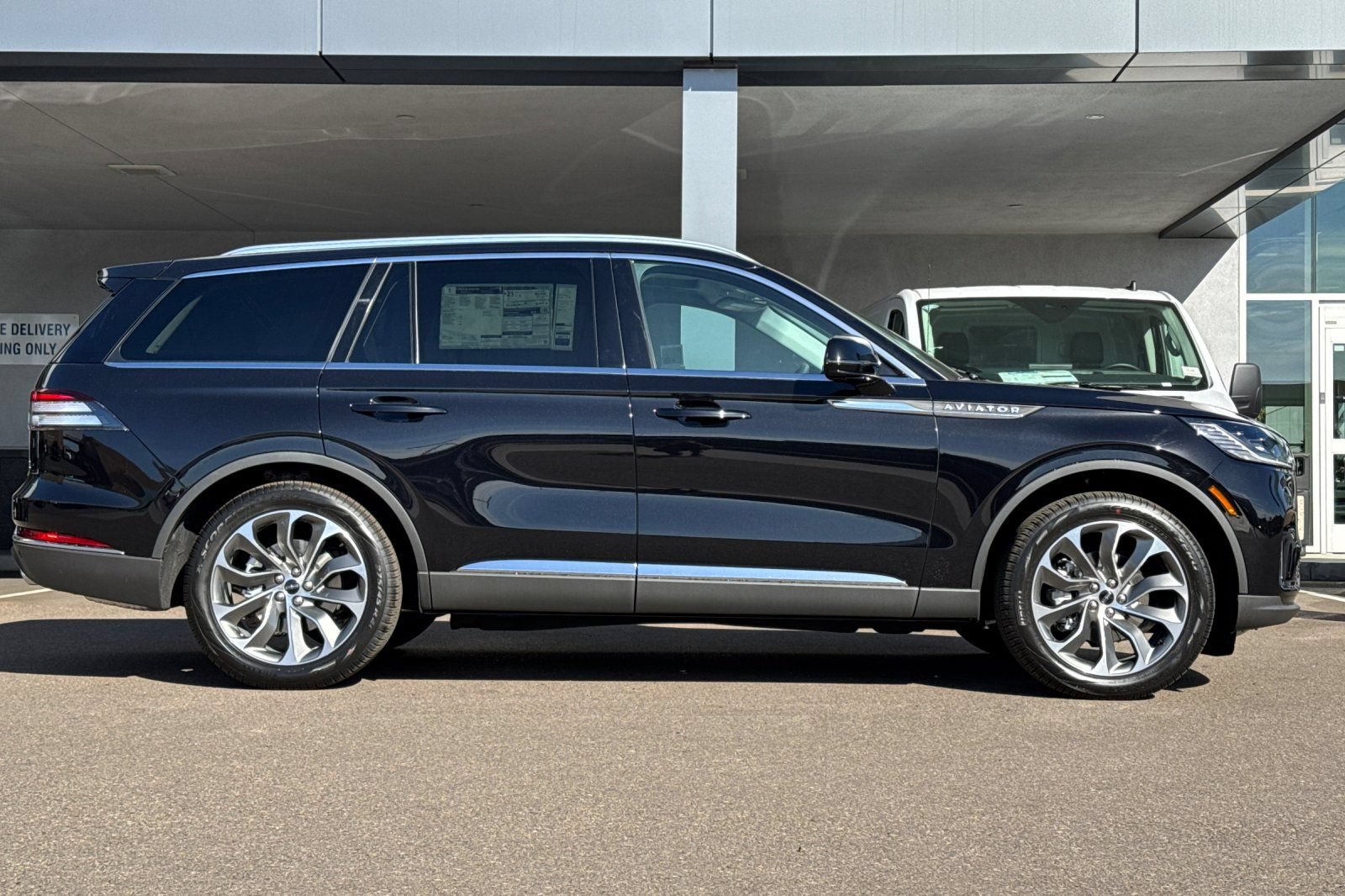 New 2025 Lincoln Aviator Reserve w/ Luxury Package RWD image 2