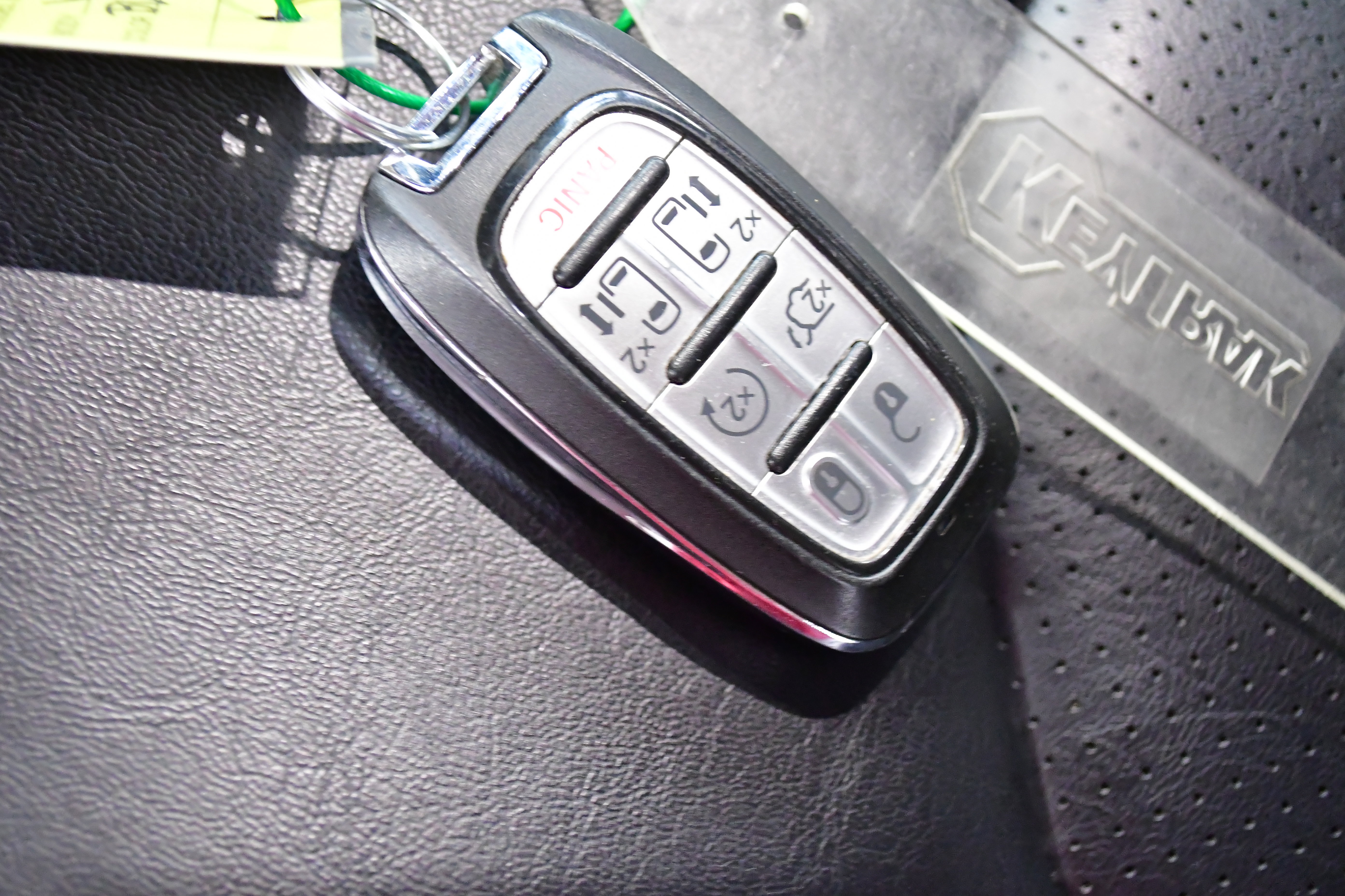 Used 2023 Chrysler Pacifica Touring-L FWD image 2