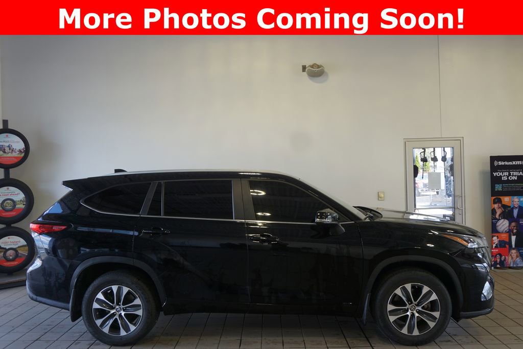Used 2023 Toyota Highlander XLE AWD/4WD image 2