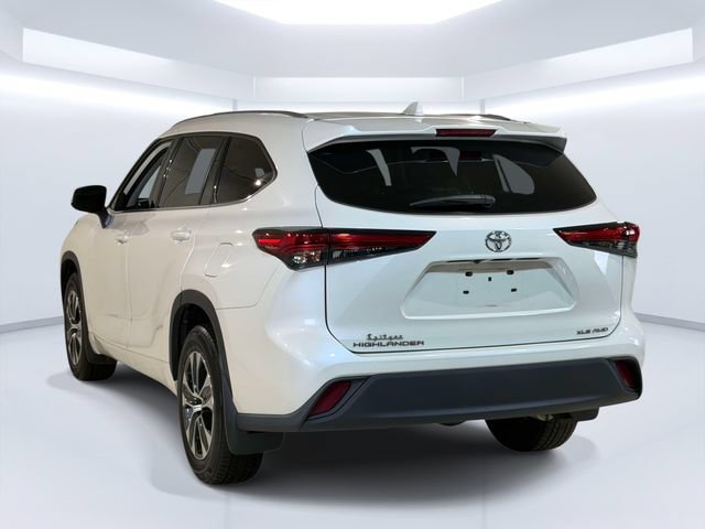 Used 2021 Toyota Highlander XLE AWD/4WD image 3