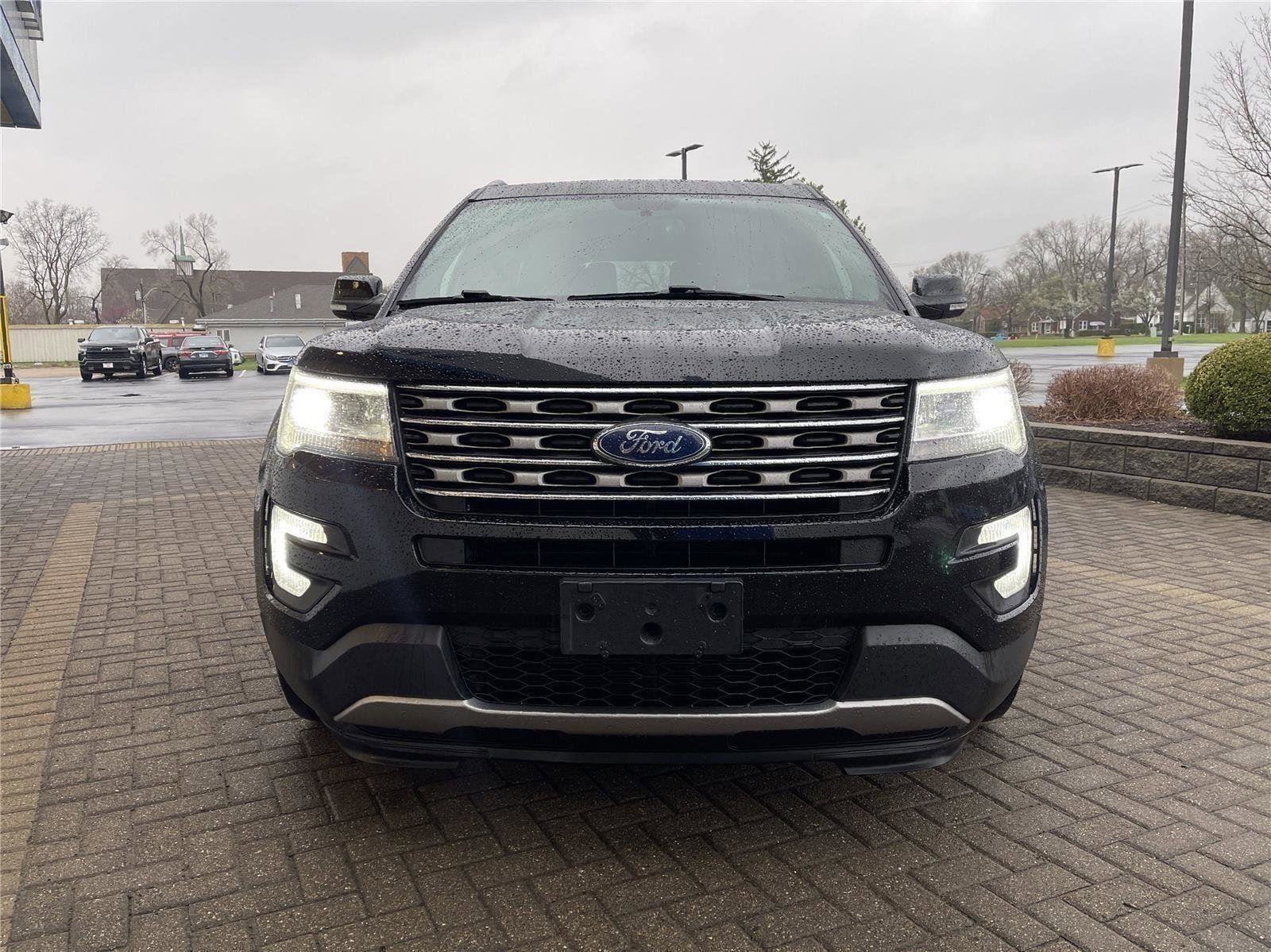 Used 2017 Ford Explorer XLT image 8